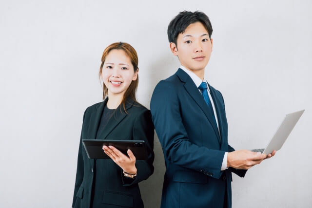 背中合わせで立つビジネスパートナー